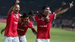Para pemain Persija merayakan gol yang dicetak Ade Jantra ke gawang PS TNI pada laga Torabika Soccer Championship 2016 di SUGBK, Jakarta, Jumat (11/6/2016). Persija berhasil menang 1-0 atas PS TNI. (Bola.com/Vitalis Yogi Trisna)