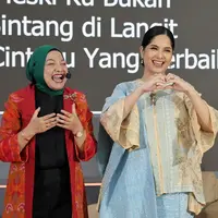 Annisa Pohan selalu menghadirkan gayanya yang khas. Setelah menjadi istri menteri, Annisa Pohan lebih sering terlihat mengenakan wastra. Seperti terlihat di acara Dharma Wanita Persatuan Kementerian ATR/BPN. Annisa Pohan tampil ayu dengan setelan busana yang kental sentuhan wastra. Atasan bersiluet kebaya dipadu kain batik sebagai rok dan selendang. [Foto: Instagram/annisayudhoyono]