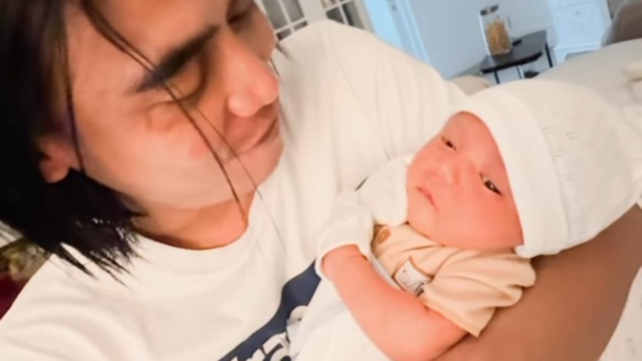 Momen kebersamaan Charly Van Houten bersama Baby Shakti langsung menuai banyak komentar dari netizen. Mereka menuliskan berbagai komentar.<br>