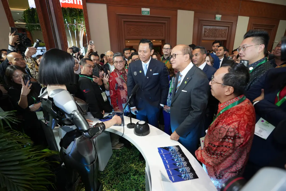 Menteri ATR/BPN Agus Harimurti Yudhoyono dan Menteri Investasi Rosan Roeslani berinteraksi dengan robot humanoid Xiao Qi