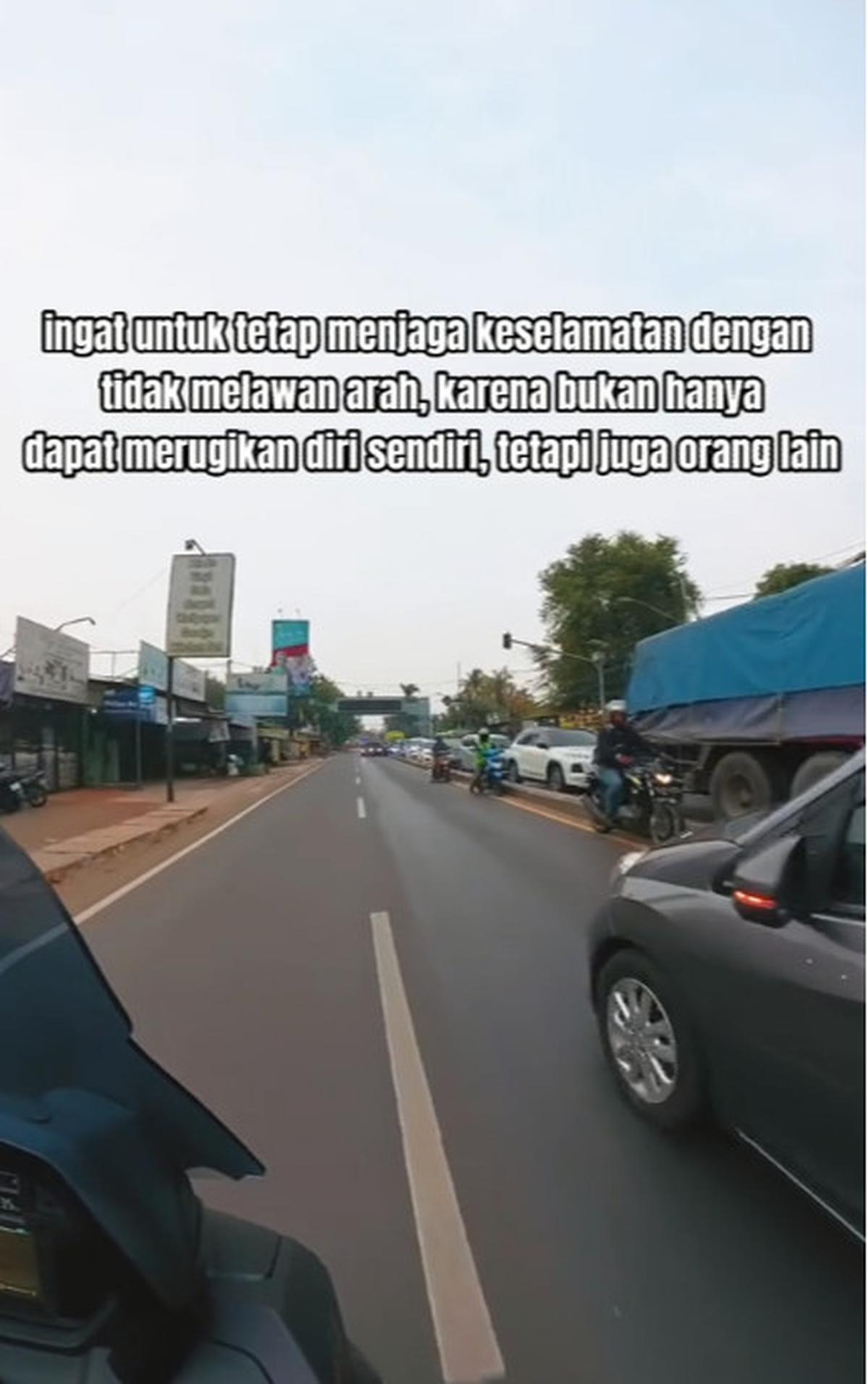 Auto Bubar, Aksi Pemotor dengan Mobil yang Kompak Hadang Pengendara yang Lawan Arus Jalanan Ini Banjir Pujian