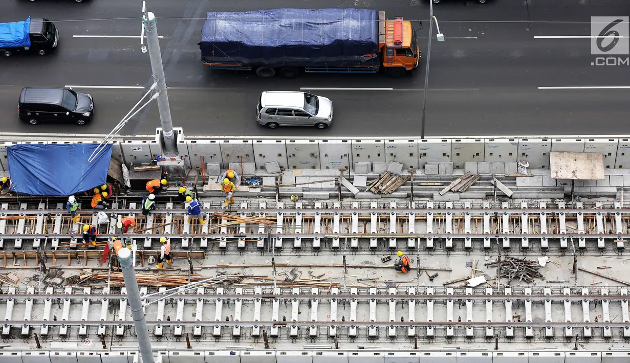 Pekerja menyelesaikan rel jalur layang mass rapid transit (MRT) yang melintasi tol Jakarta Outer Ring Road (JORR) TB Simatupang, Jakarta, Sabtu (21/4). Jalur MRT  memiliki 7 stasiun layang dan 6 stasiun bawah tanah. (Liputan6.com/Fery Pradolo)