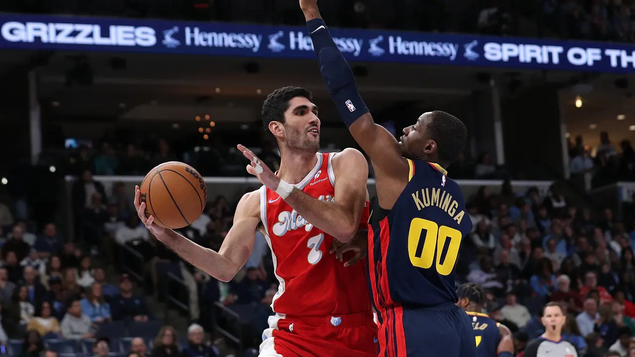 Pemain Grizzlies Santi Aldama menerobos pertahanan Warriors pada lanjutan NBA 2024/2025