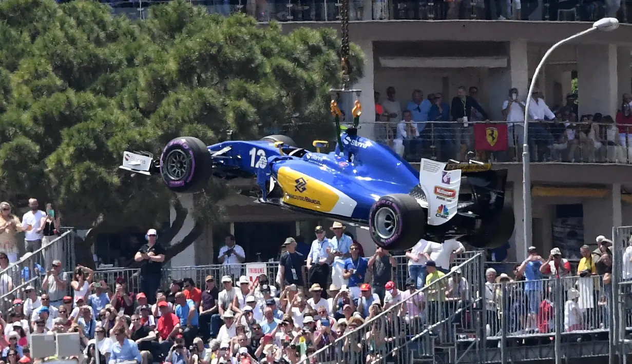 Mobil pembalap tim Sauber, Felipe Nasr di evakuasi usai mengalami insiden dalam lanjutan sesi kualifikasi  di sirkuit jalan Monaco, 28 Mei 2016. Sirkuit ini merupakan salah satu sirkuit yang dianggap paling sulit ditaklukan. (PASCAL GUYOT / AFP)