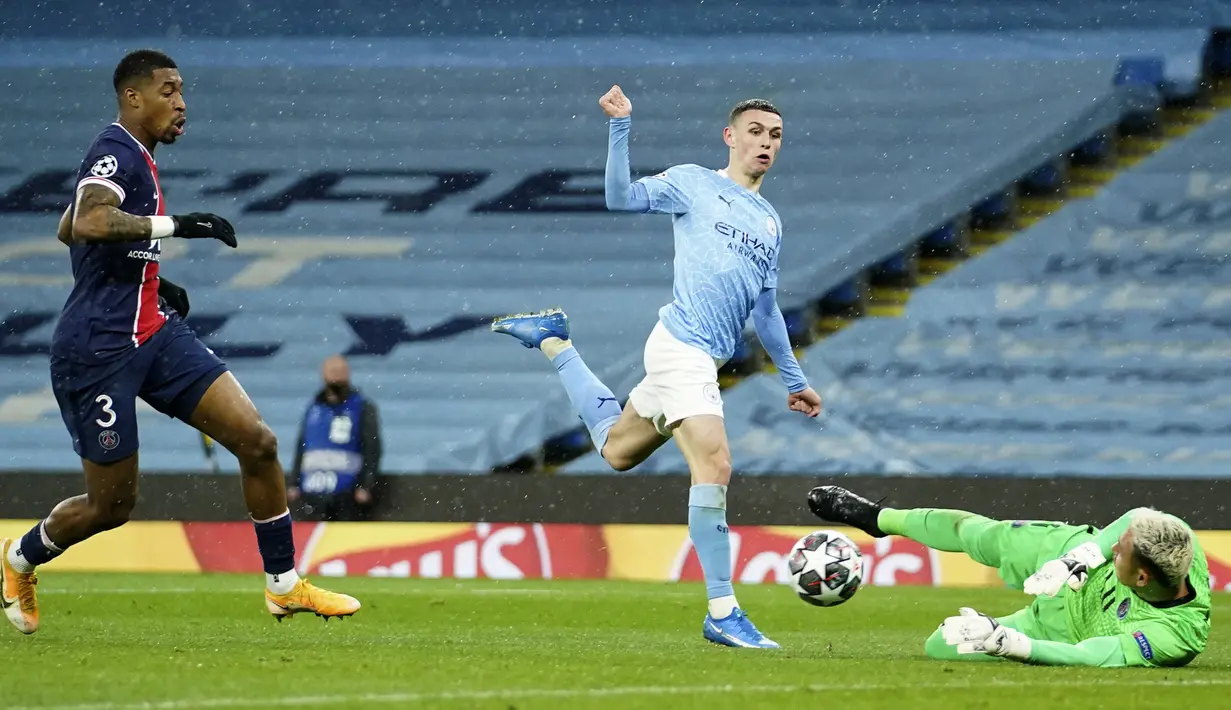 Gelandang Manchester City, Phil Foden (tengah) melepaskan tendangan yang masih dapat dimentahkan kiper Paris Saint-Germain, Keylor Navas dalam laga leg kedua semifinal Liga Champions 2020/2021 di Etihad Stadium, Selasa (4/5/2021). Manchester City menang 2-0 atas PSG. (AP/Dave Thompson)