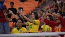 <p>Suporter Timnas Brasil U-17 hadir langsung di Jakarta International Stadium, Jakarta untuk memberikan dukungan kepada tim kesayangannya menghadapi Iran U-17 pada laga perdana Grup C Piala Dunia U-17 2023, Sabtu (11/11/2023) malam WIB. (Bola.com/Ikhwan Yanuar Harun)</p>