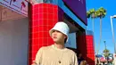 Jeonghan SEVENTEEN tampil simpel, tambahan bucket hat bikin gayanya makin stylish. (FOTO: instagram.com/jeonghaniyoo_n/)