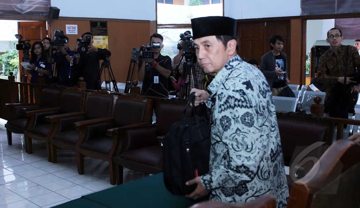 Mantan Dirjen Pajak Hadi Poernomo saat akan mengikuti sidang perdana praperadilan terhadap KPK di Pengadilan Negeri Jakarta Selatan, Senin (11/5/2015). Sidang gugatan Hadi Poernomo ditunda hingga Senin 18 Mei mendatang. (Liputan6.com/Helmi Afandi)