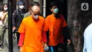 Tersangka dihadirkan saat konferensi pers kasus rumah industri narkoba di pemukiman padat penduduk Kampung Rawa, Johar Baru, Jakarta Pusat, Selasa (7/2/2023). Polisi mengungkap laboratorium pembuatan narkotika jenis ekstasi dan menetapkan empat tersangka dalam kasus ini. (merdeka.com/Imam Buhori)