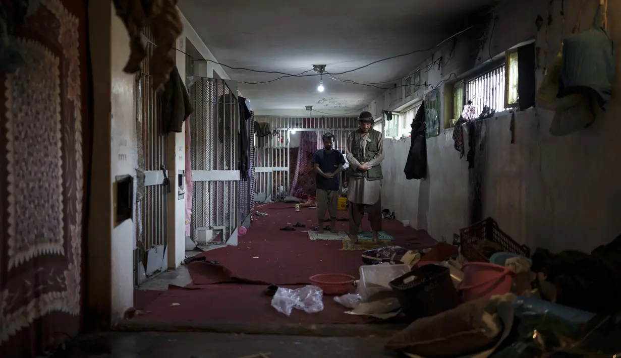 Pasukan Taliban melaksanakan salat di penjara Pul-e-Charkhi, Kabul, Afghanistan, Senin (13/9/2021). Saat ini Taliban mengendalikan penjara Pul-e-Charkhi dan membuatnya kembali berjalan dengan menahan sekitar 60 orang, terutama pecandu narkoba dan penjahat. (AP Photo/Felipe Dana)