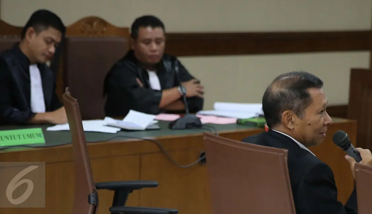 Richard Joost Lino saat menjalani sidang lanjutan di Pengadilan Tipikor Jakarta, Rabu (22/3). Dalam sidang tersebut RJ Lino bersaksi untuk terdakwa mantan pejabat PT Pelindo II dalam kasus pengadaan 10 unit Mobil Crane. (Liputan6.com/Helmi Afandi)