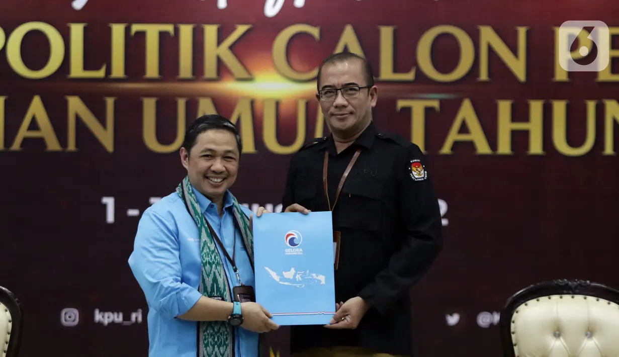 Ketua Ketua Komisi Pemilihan Umum (KPU), Hasyim Asy'ari (kanan) menerima berkas pendaftaran Partai Politik Calon Peserta Pemilu 2024 dari Ketua Partai Gelombang Rakyat (Gelora) Indonesia, Anis Matta di Gedung KPU, Jakarta, Minggu (7/8/2022). Hingga hari ketujuh masa pendaftaran, tercatat sudah 14 Partai Politik mendaftar untuk ikut dalam Pemilu 2024. (Liputan6.com/Helmi Fithriansyah)