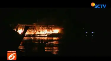 Agar api tidak merembet ke kapal lain, para nelayan sengaja melepas ikatan tali kapal yang terbakar agar bergerak ke tengah lautan.
