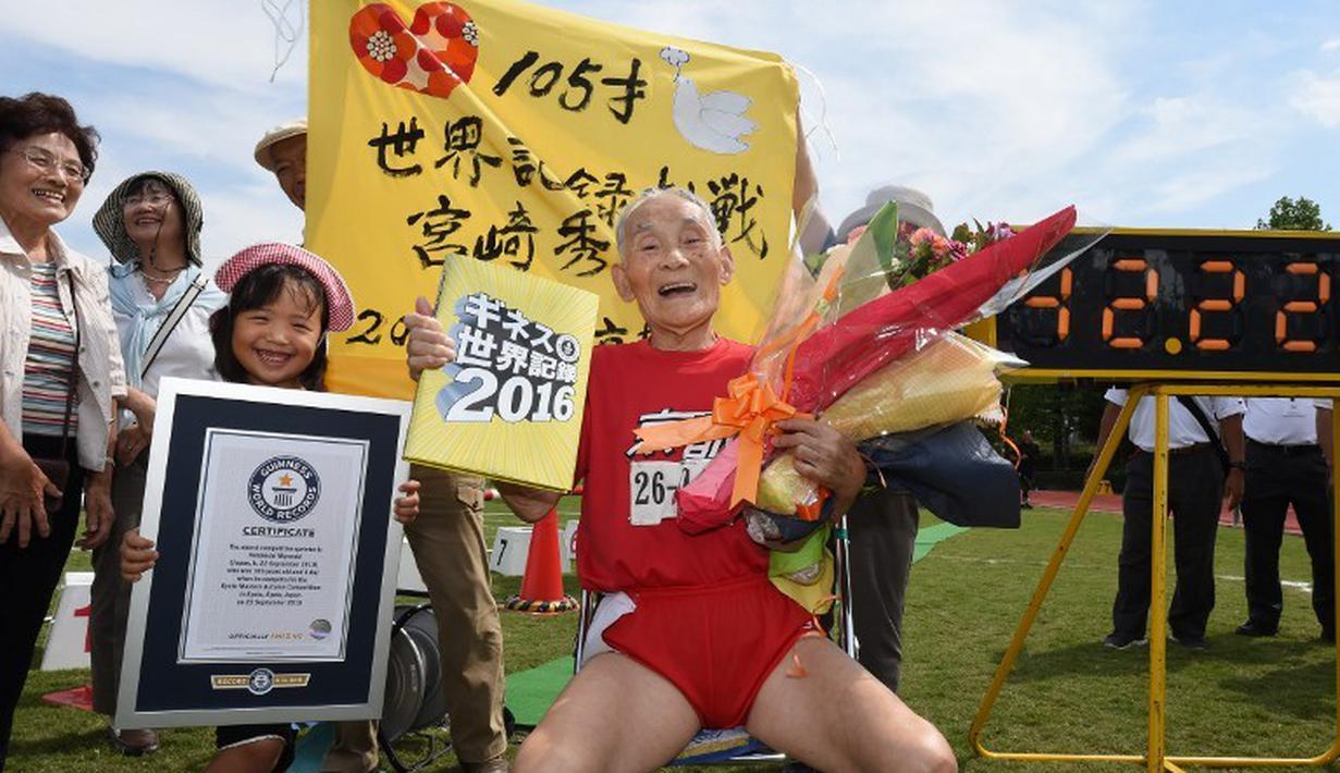 Hidekichi Miyazaki bersama anak dan cucunya setelah dinobatkan sebagai sprinter tertua di dunia oleh Guinness World Records saat berlomba di nomor lari 100m Kyoto Masters Autumn Competiton di Kyoto, Jepang, Rabu (23/9/2015). (AFP Photo/Toru Yamanaka)
