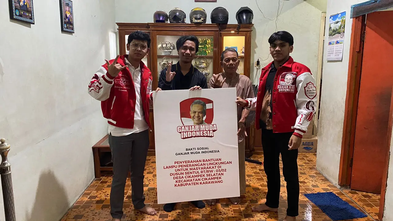 Ganjar Muda Indonesia (GMI) memberikan bantuan lampu penerangan jalan solar cell untuk masyarakat di Dusun Sentul, Desa Cikampek Selatan, Karawang, Jawa Barat.