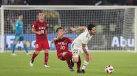 Gelandang Real Madrid, Isco, berebut bola dengan striker Kashima Antlers, Hiroki Abe, pada laga Piala Dunia Antarklub di Stadion Zayed Sports City, Abu Dhabi, Rabu (19/12). Madrid menang 3-1 atas Kashima. (AFP/Giuseppe Cacace)