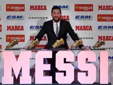Striker Barcelona, Lionel Messi, berpose di depan trofi Sepatu Emas Eropa di Antiga Fabrica Estrella Damm, Barcelona, Selasa, (18/12/2018). Messi berhak atas penghargaan itu berkat koleksi 34 gol dari 36 pertandingan. (AFP/Lluis Gene)