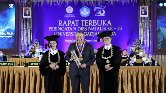Universitas Gadjah Mada (UGM) memberikan Anugerah Hamengku Buwono IX tahun 2022 kepada Gubernur Bank Indonesia, Perry Warjiyo. (Dok BI)