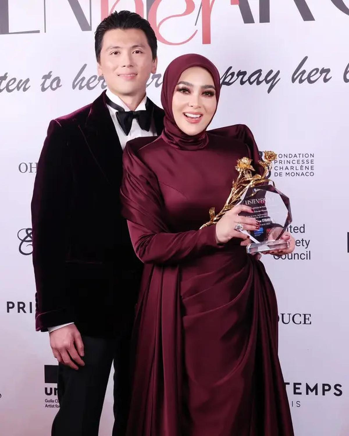 8 Potret Reino Barack Temani Syahrini di Festival Film Cannes 2025, Tampil Menawan