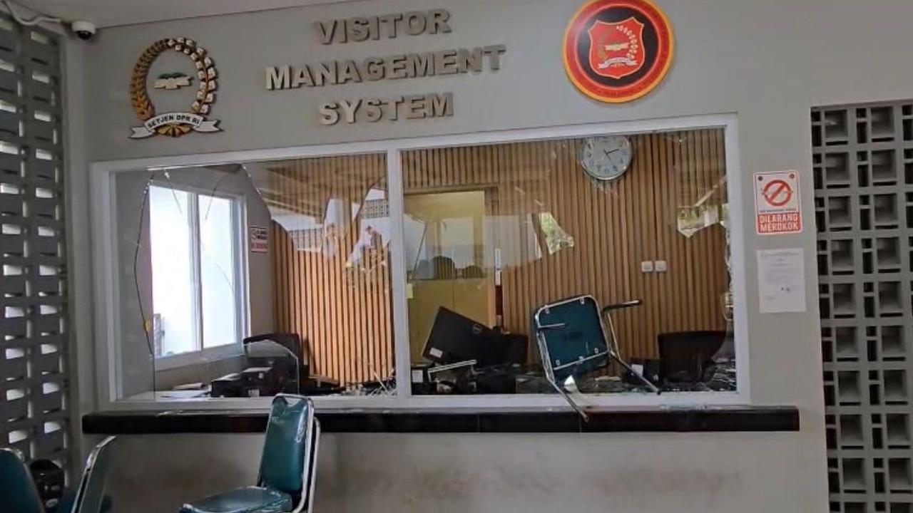 Makin Panas, Pendemo Depan Gedung DPR Emosi Lempar Kursi ke Pos Penukaran Identitas