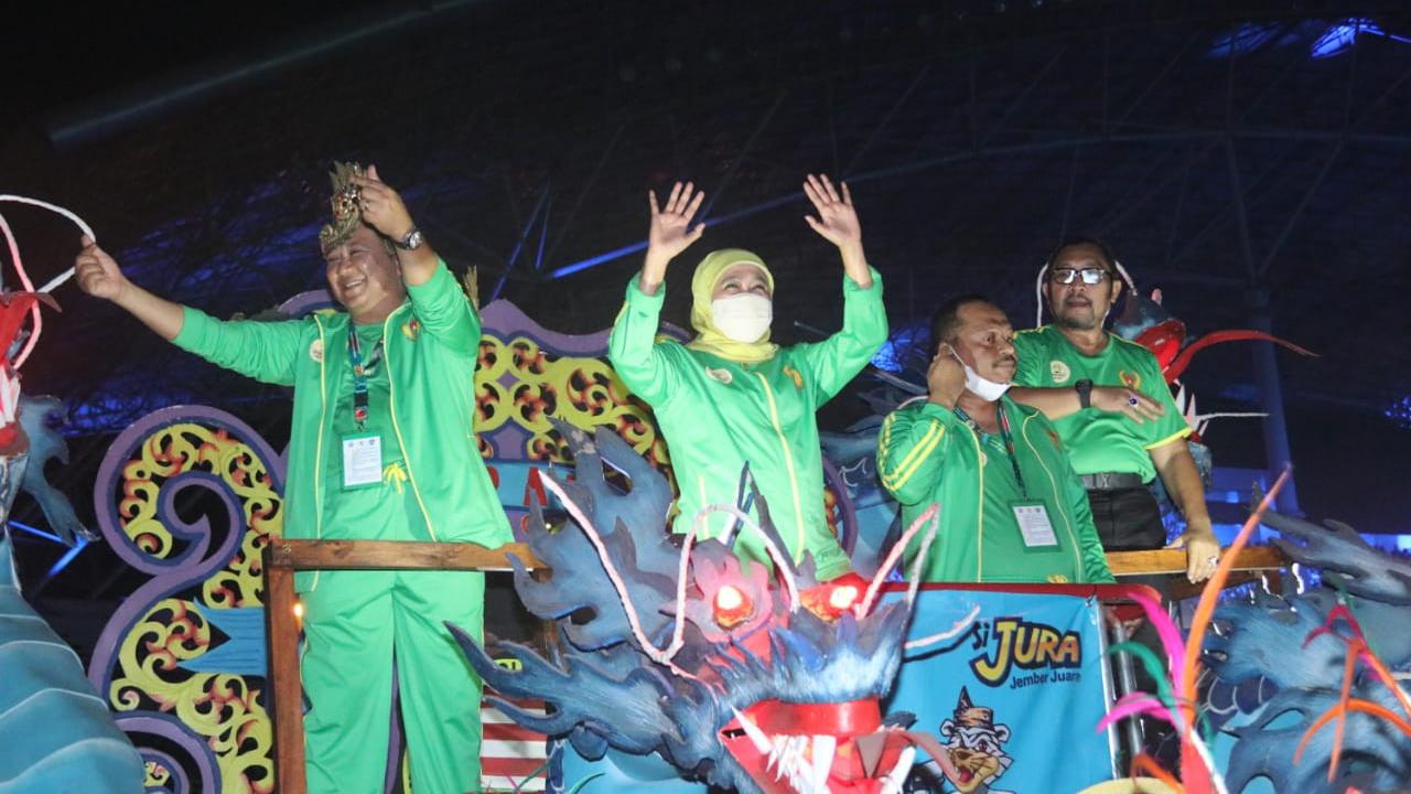 Khofifah dan Bupati Jember saat pembukaan Porprov Jatim 2022. (Istimewa).