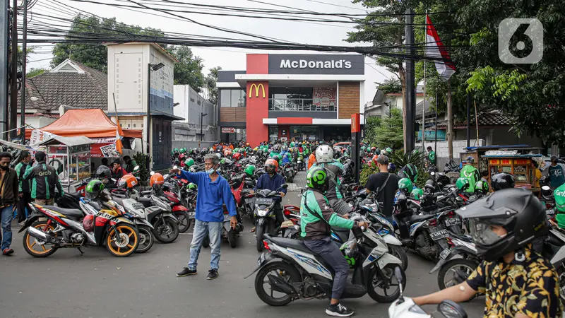 FOTO: BTS Meal Mulai Dijual, Gerai McDonald's Diserbu Ojek Online