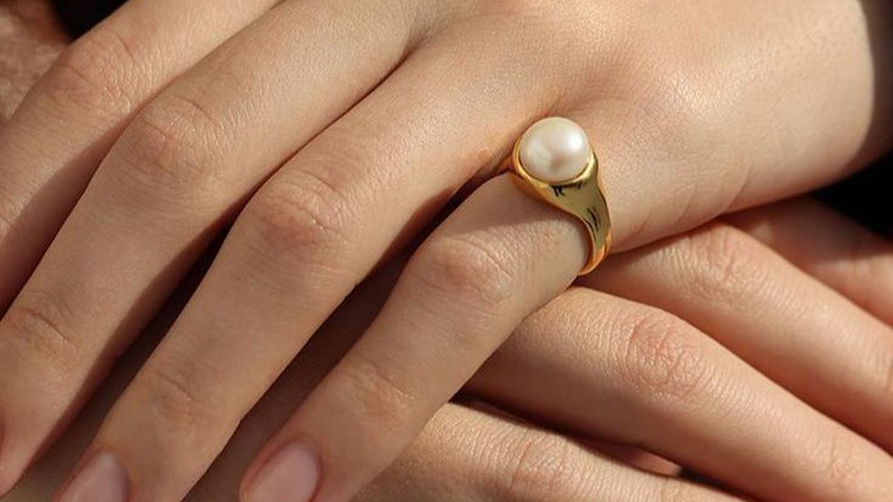 5. Cincin di Jari Kelingking: Simbol Koneksi dan Komunikasi