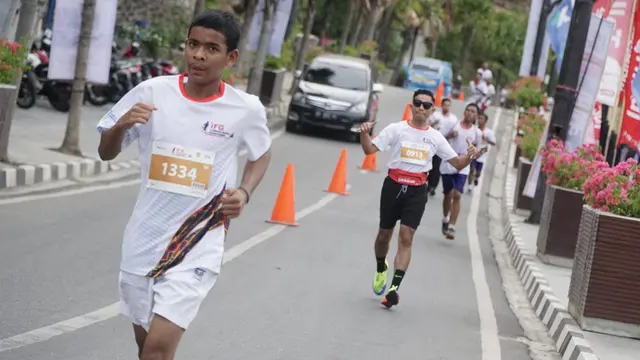 Aksi peserta Labuan Bajo Marathon 2022
