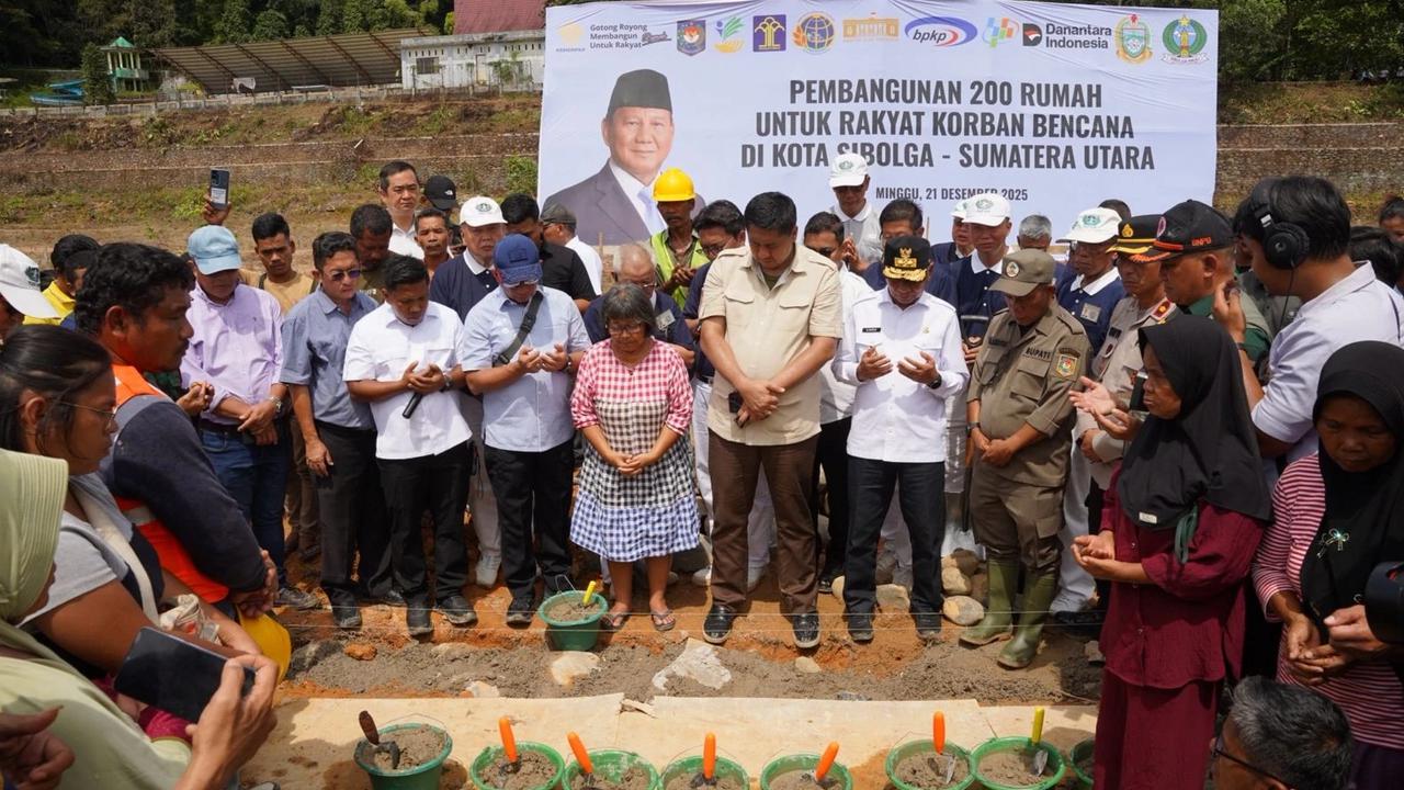 Mendagri Tito Karnavian saat menghadiri acara groundbreaking pembangunan huntap di area Gelanggang Olahraga (GOR) Sibolga