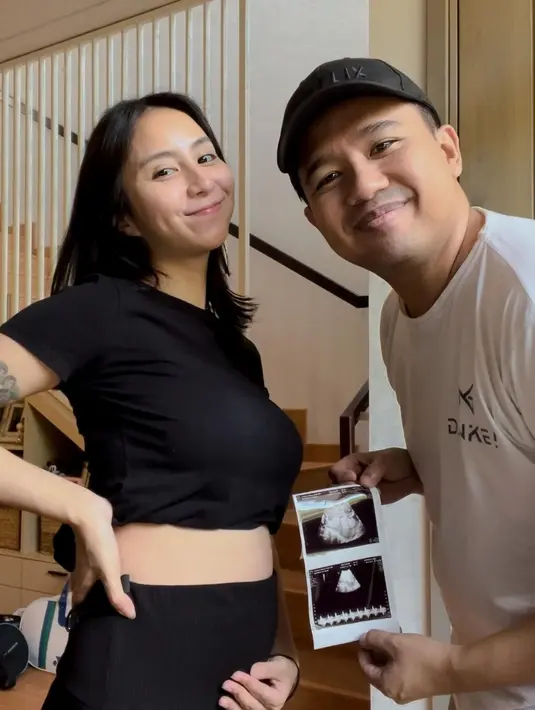 <p>Joshua Suherman dan Clairine Clay mengumumkan kehamilan anak pertamanya, Jumat (9/2). [Foto: Instagram/clairineclay]</p>