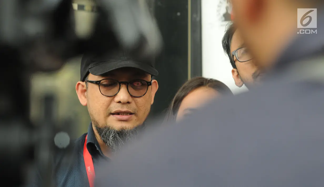 Penyidik senior KPK Novel Baswedan memberikan keterangan usai diperiksa oleh Tim Gabungan Pencari Fakta (TGPF) dan Polisi di Gedung KPK, Kamis (20/6/2019). Novel diperiksa terkait kasus penyiraman air keras hingga mata kirinya buta diharapkan bisa menemukan titik terang. (merdeka.com/Dwi Narwoko)