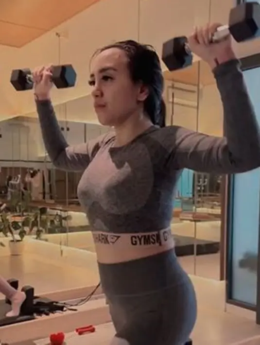 Bukan hanya untuk kebugaran saja, akan tetapi pilates yang dilakukan oleh Salmafina cukup efektif untuk peregangan dan kelenturan tubuh. Meski sedang berkeringat ketika berolahraga, Salmafina tetap cantik natural. (Liputan6.com/IG/@salmafinasunan)