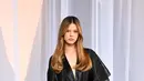 Mia Goth mengenakan gaun sutra hitam dari Dior yang dihiasi dengan aksen pita bordir. Ia juga mengenakan perhiasan mewah, serta menenteng tas malam dari Dior.  / Foto dok: Dior.