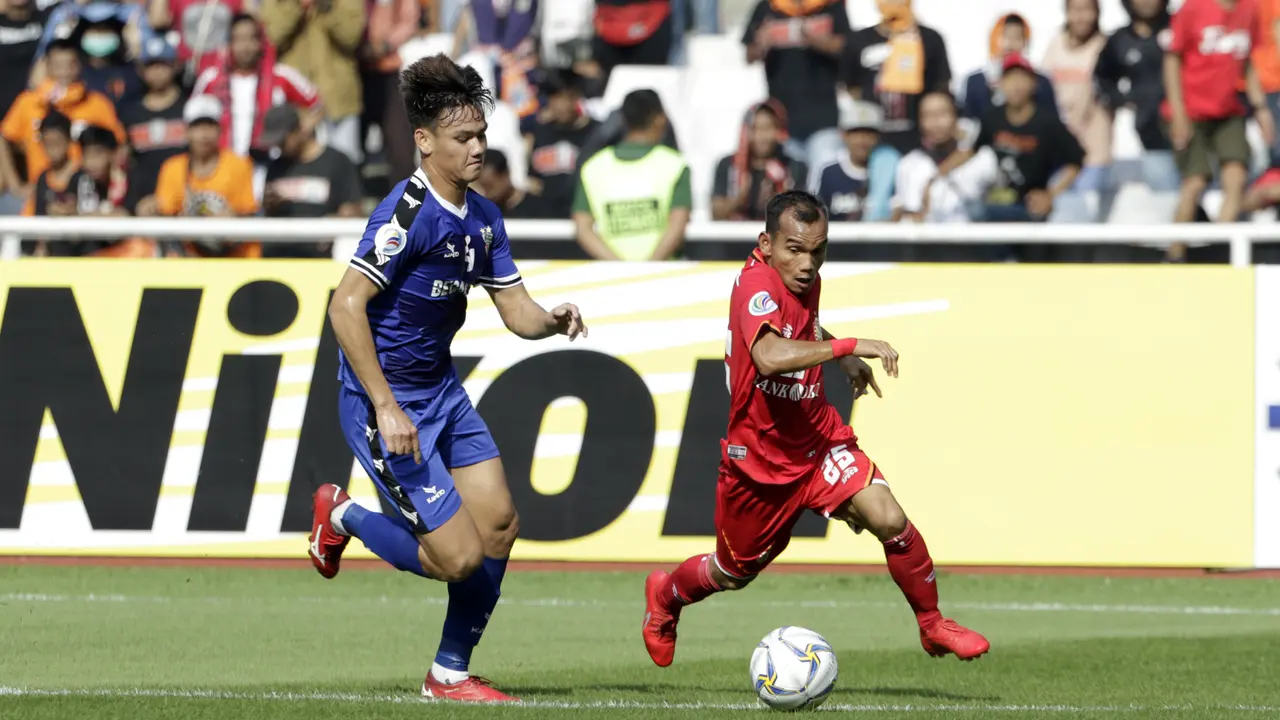 Gelandang Persija Jakarta, Riko Simanjuntak, mengejar bola saat melawan Becamex Binh Duong pada laga Piala AFC. (Bola.com/M. Iqbal Ichsan)