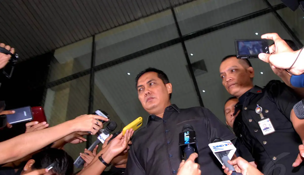Saat tiba di Gedung KPK, Menteri Pembangunan Daerah Tertinggal (PDT) Helmy Faishal, menolak berkomentar banyak terkait pemeriksaannya. (16/7/14) (Liputan6.com/Miftahul Hayat)