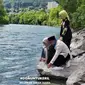 Dipinggir sungai Aare, Ridwan Kamil laksanakan sholat ghaib. (Sumber: Instagram/kjabarjuara)