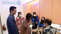 Business Director PT Asuransi Allianz Life Indonesia Bianto Surodjo resmikan Allianz Center Surabaya yang baru, Jumat (17/2/2023). (Dian Kurniawan/Liputan6.com)