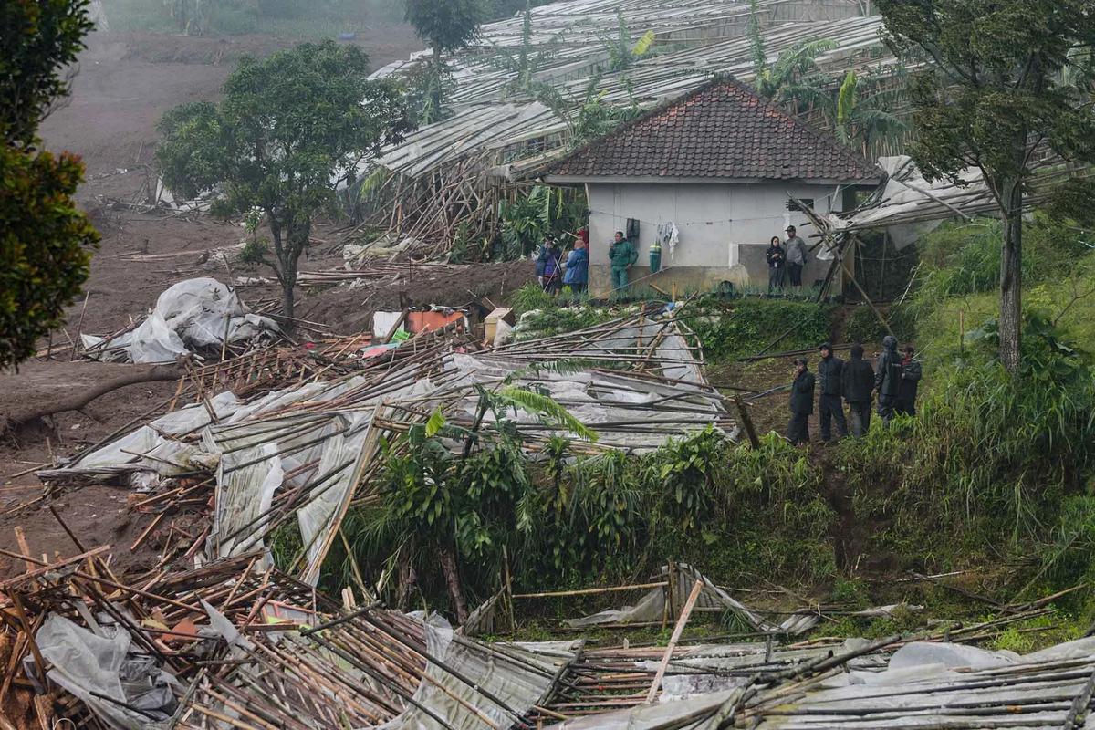 FOTO: Penampakan Longsor Meluluhlantakkan Permukiman di Cisarua Bandung