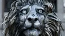Sebuah patung singa terpampang di Trafalgar Square, London, Inggris, (28/1).  Patung singa ini dibuat dan dipasang oleh National Geographic. (REUTERS / Stefan Wermuth)