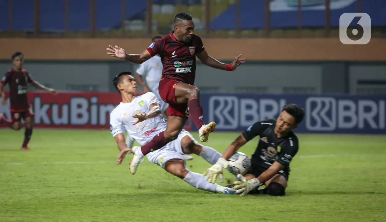 Gelandang Borneo FC, Terens Owang Priska Puhiri (tengah) berusaha mencetak gol dalam laga pekan pertama BRI Liga 1 2021/2022 melawan Persebaya Surabaya di Stadion Wibawa Mukti, Cikarang, Sabtu (4/9/2021). Borneo FC menang 3-1 atas Persebaya Surabaya. (Bola.com/Bagaskara Lazuardi)
