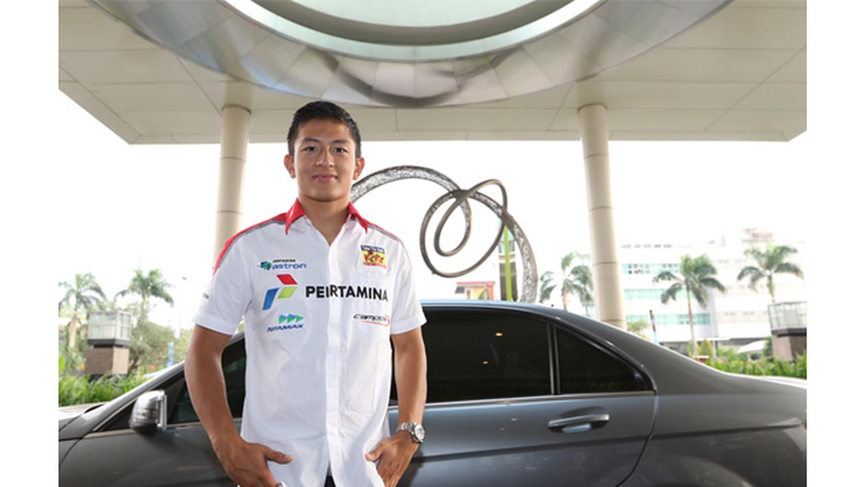 Pebalap Rio Haryanto mengunjungi redaksi Bola.com, Liputan6.com dan SCTV di SCTV Tower, Jakarta, Jumat (31/7). Pebalap yang kini berada di peringkat dua klasemen GP2 itu mengisi jeda balapan dengan berlibur di Indonesia. (Bola.com/Vitalis Yogi Trisna)