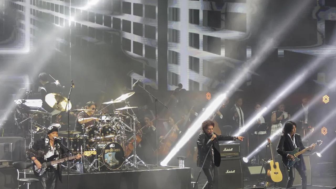 Band rock legendaris Indonesia, God Bless kembali menghibur ribuan penggemarnya dalam Konses Emas 50 Tahun di Istora Senayan, Jakarta, Jumat (10/11/2023). Konser ini sekaligus menandai perjalanan God Bless selama 59 tahun berkarya di belantika musik Indon