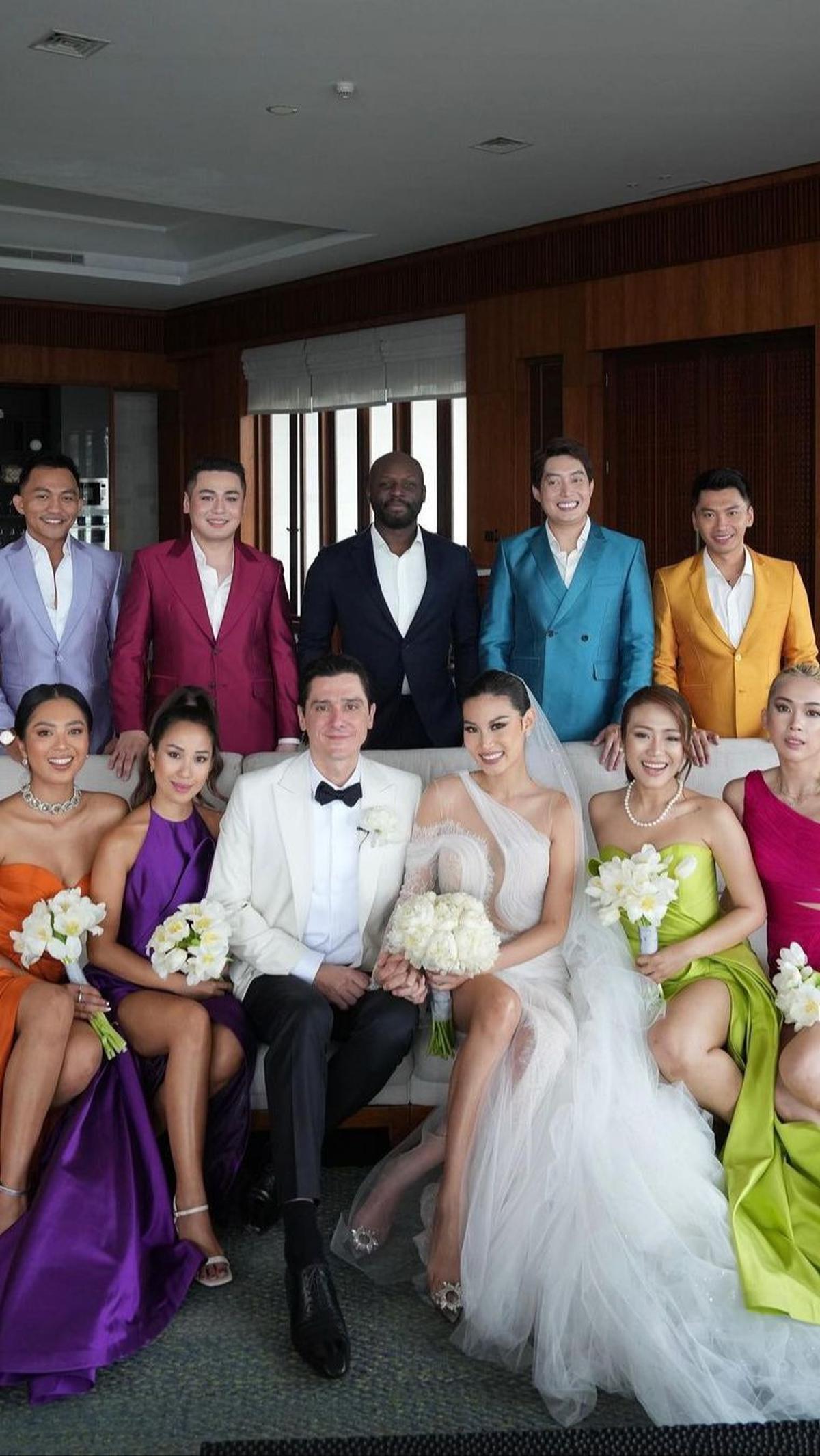 Gaun Bridesmaid Neon di Pernikahan Patricia Gouw <br>