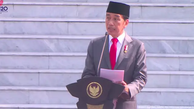 Presiden Jokowi memberikan penghargaan kepada 4 perwira terbaik dalam upacara pelantikan yang digelar di Istana Kepresidenan, Jakarta.