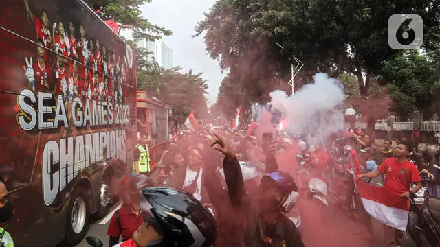 Antusiasme Warga Sambut Arak-arakan Timnas Indonesia U-22