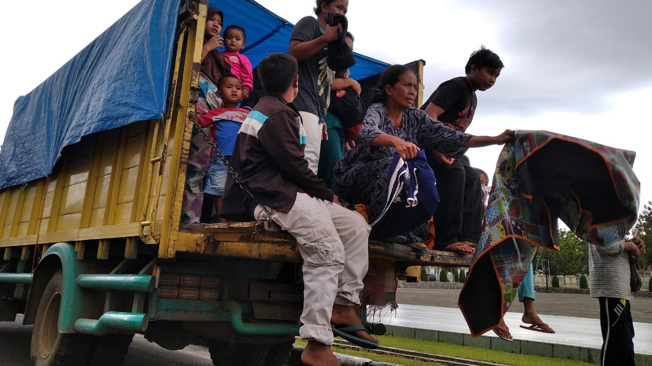 Pengungsi korban terdampak gempa Pasaman Barat mengungsi ke kantor bupati.