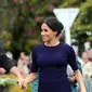 Pangeran Harry dan Meghan Markle berjalan di Taman Pemerintah Rotorua, Selandia Baru, Rabu (31/10). Pangeran Harry dan Meghan Markle sedang dalam tur tiga minggu di Australia, Selandia Baru, Tonga, dan Fiji. (Michael Bradley/Pool/AFP)