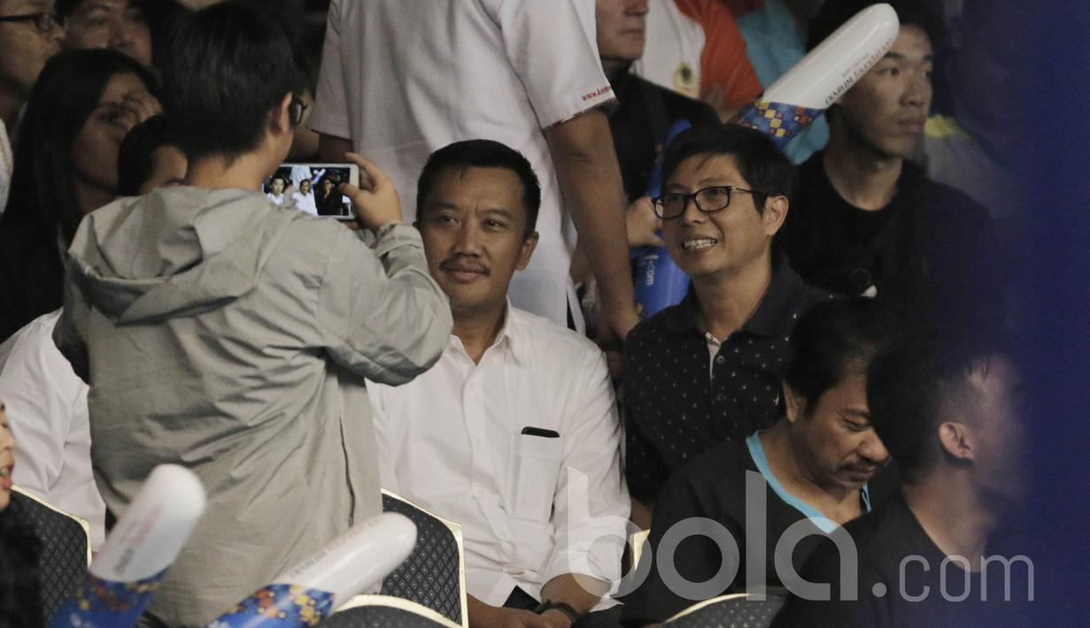 Menpora, Imam Nahrawi, foto bersama penonton Indonesia Open 2017 di JCC, Senayan, Rabu (14/6/2017). Menpora didampingi staf khusus bidang olahraga Taufik Hidayat yang juga legenda bulu tangkis Indonesia. (Bola.com/ M Iqbal Ichsan)