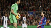 Kiper Juventus Gianluigi Buffon membuat penyerang Barcelona Lionel Messi frustrasi untuk mencetak gol. (AP Photo/Emilio Morenatti)