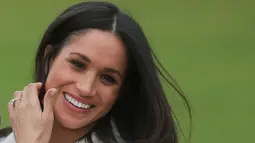 Ibu Meghan Markle merupakan keturunan Afrika-Amerika, sementara sang ayah Belanda-Irlanda. Hal itu membuat wajah wanita 36 tahun tersebut terlihat eksotis. (AFP PHOTO / Daniel LEAL-OLIVAS)